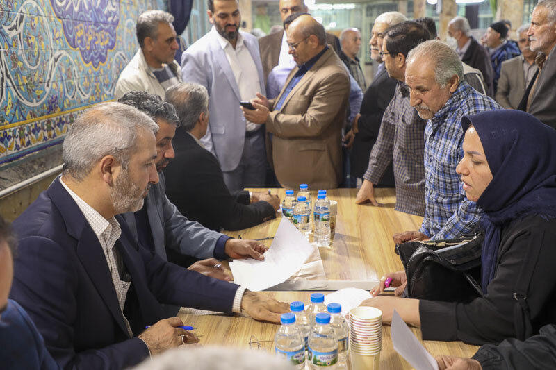 شهردار کرج با نمازگزاران مسجد جامع گفتوگو کرد