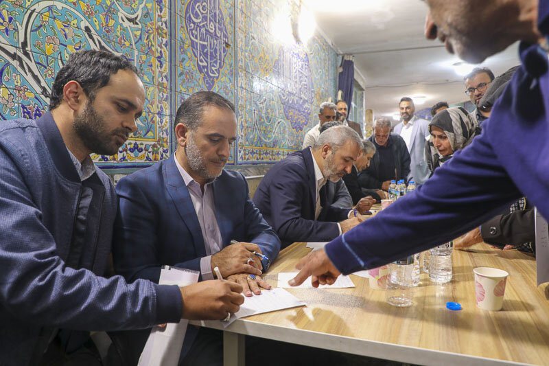 شهردار کرج با نمازگزاران مسجد جامع گفتوگو کرد