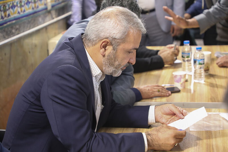 شهردار کرج با نمازگزاران مسجد جامع گفتوگو کرد