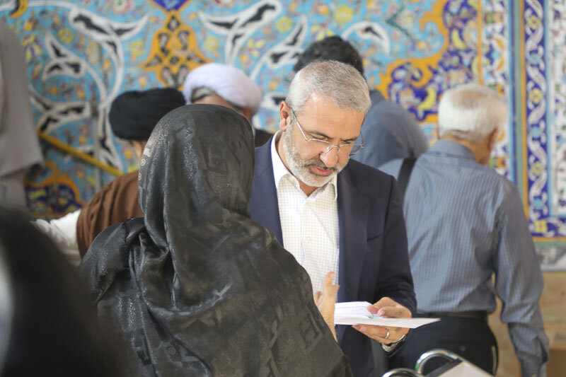 شهردار کرج با نمازگزاران مسجد جامع گفتوگو کرد