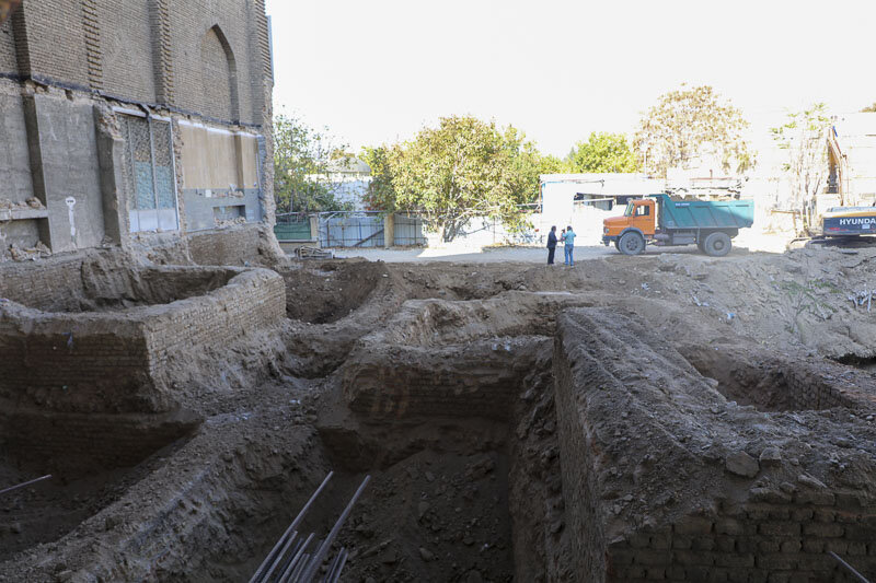 عملیات نصب پوشش سقف‌سازه مصلی امام خمینی (ره) به پایان رسید