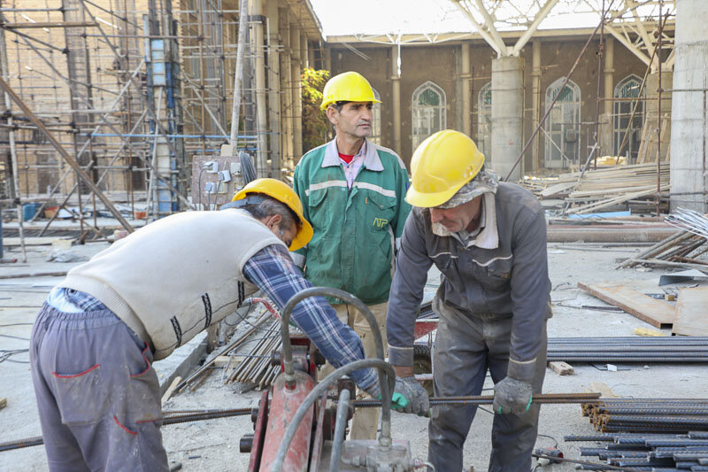 عملیات نصب پوشش سقف‌سازه مصلی امام خمینی (ره) به پایان رسید