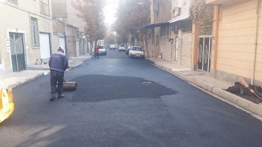 اجرای عملیات روکش دستی آسفالت معابر محله کم برخودرار دولت آباد کرج