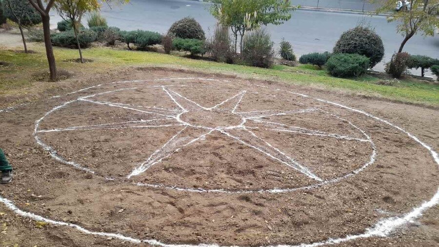 طراحی و اجرای فرش گل بوستان مادر به مساحت ۳۰۰ مترمربع