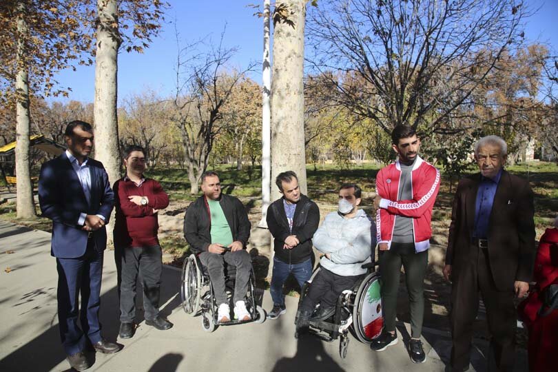 قهرمانان پارالمپیک در باغ فاتح کرج نهال کاشتند