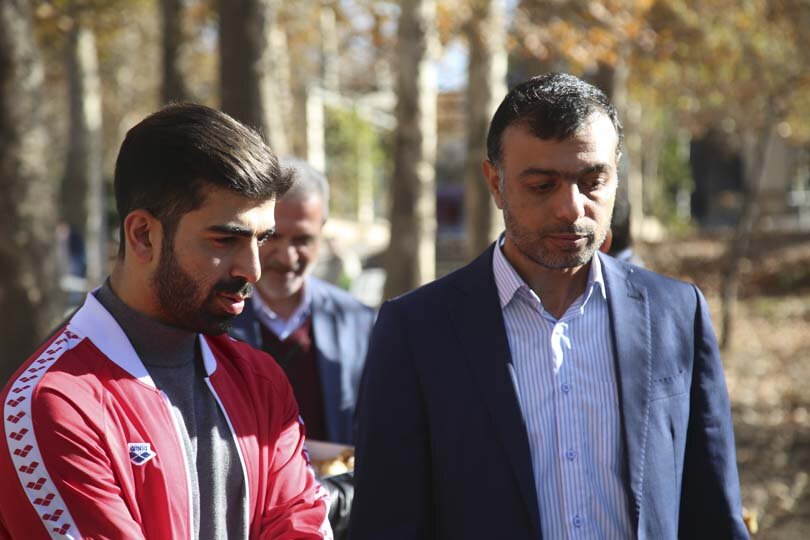 قهرمانان پارالمپیک در باغ فاتح کرج نهال کاشتند