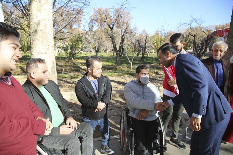 قهرمانان پارالمپیک در باغ فاتح کرج نهال کاشتند