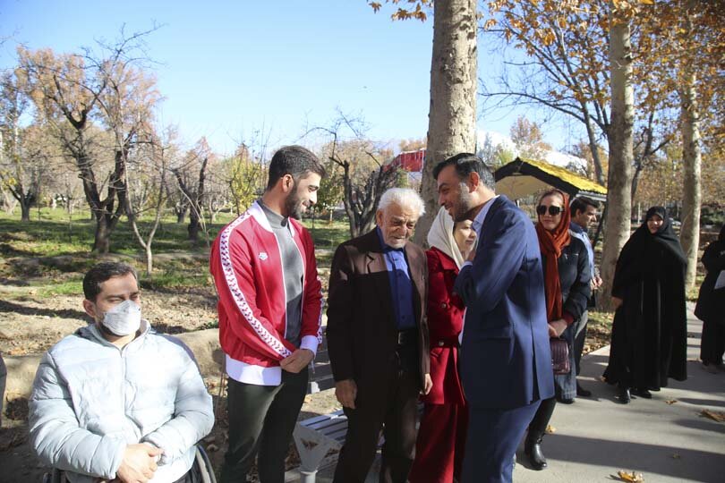 قهرمانان پارالمپیک در باغ فاتح کرج نهال کاشتند