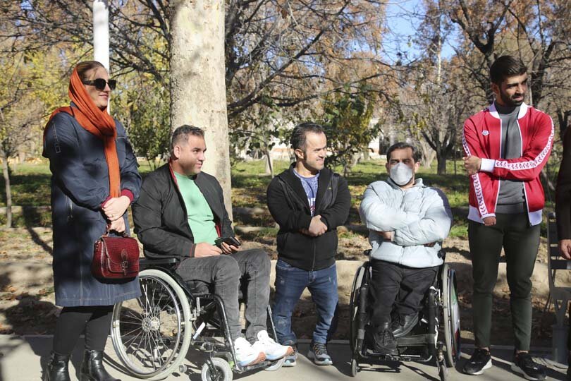 قهرمانان پارالمپیک در باغ فاتح کرج نهال کاشتند