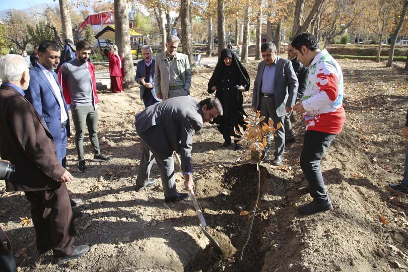 قهرمانان پارالمپیک در باغ فاتح کرج نهال کاشتند