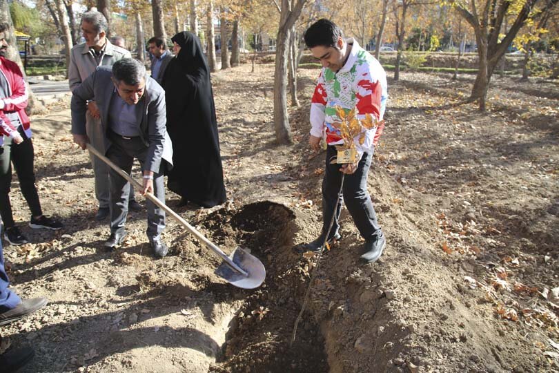 قهرمانان پارالمپیک در باغ فاتح کرج نهال کاشتند