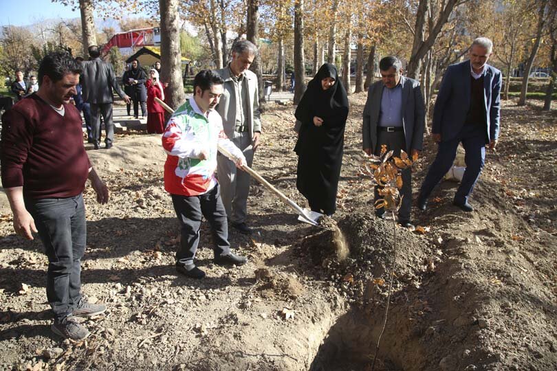 قهرمانان پارالمپیک در باغ فاتح کرج نهال کاشتند
