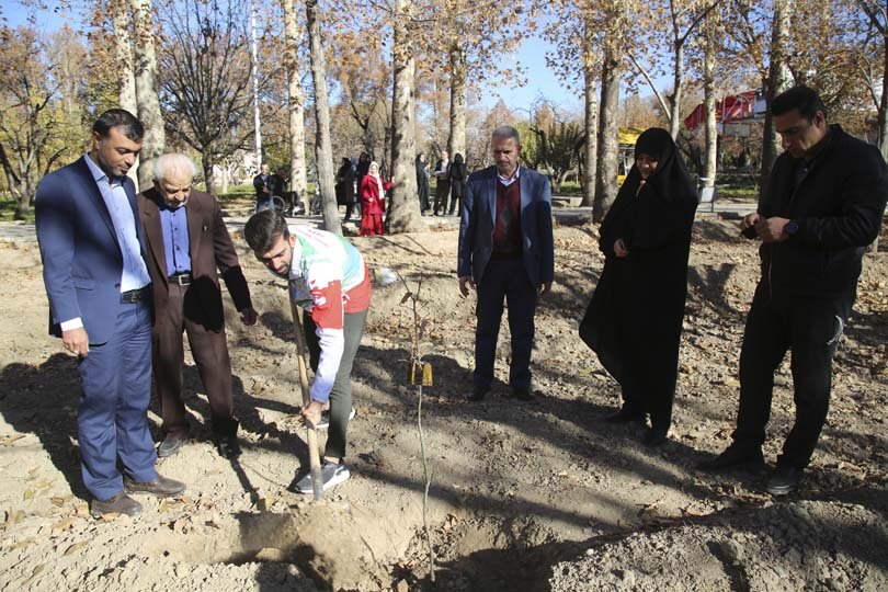 قهرمانان پارالمپیک در باغ فاتح کرج نهال کاشتند