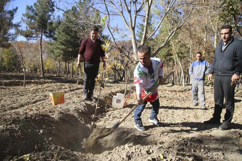 قهرمانان پارالمپیک در باغ فاتح کرج نهال کاشتند