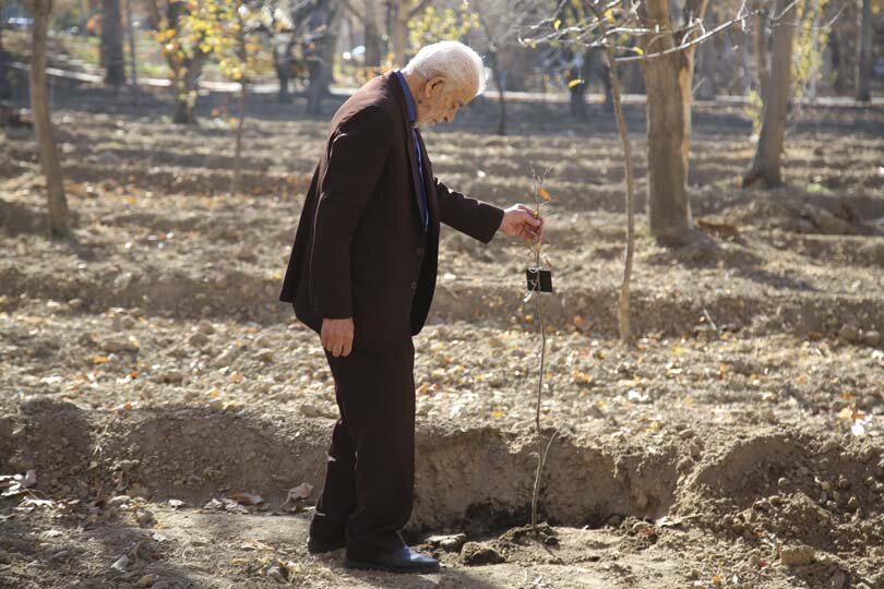 قهرمانان پارالمپیک در باغ فاتح کرج نهال کاشتند