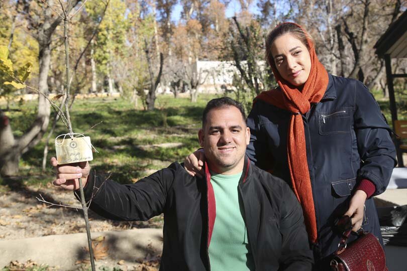 قهرمانان پارالمپیک در باغ فاتح کرج نهال کاشتند