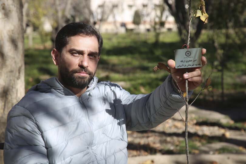 قهرمانان پارالمپیک در باغ فاتح کرج نهال کاشتند