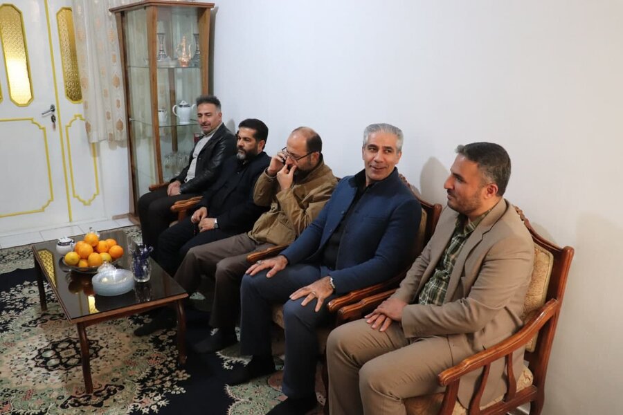 دیدار سرپرست منطقه ۱ کرج با خانوداه شهیدان «دهقان شعار» و «تبری»