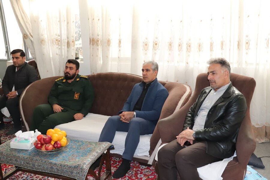 دیدار سرپرست منطقه ۱ کرج با خانوداه شهیدان «دهقان شعار» و «تبری»