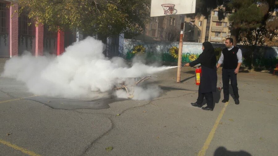 راههای مقابله با آتشسوزی به دانشآموزان کرجی آموزش داده شد