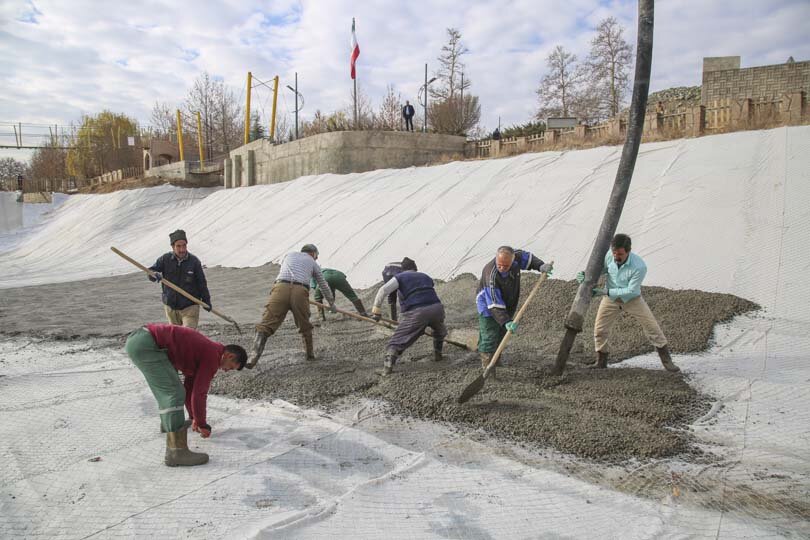 عملیات عایقبندی آبگیر دوم دهکده تفریحی باغستان