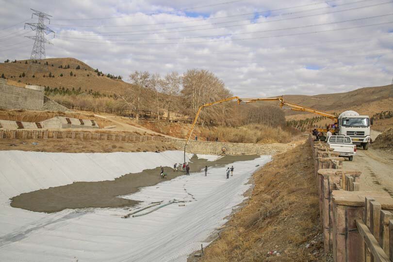 عملیات عایقبندی آبگیر دوم دهکده تفریحی باغستان