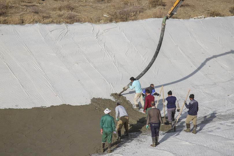 عملیات عایقبندی آبگیر دوم دهکده تفریحی باغستان