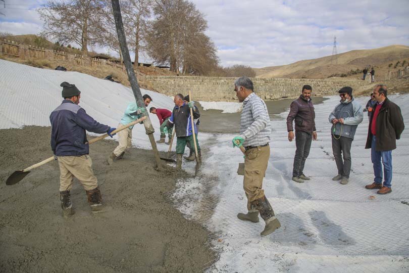 عملیات عایقبندی آبگیر دوم دهکده تفریحی باغستان