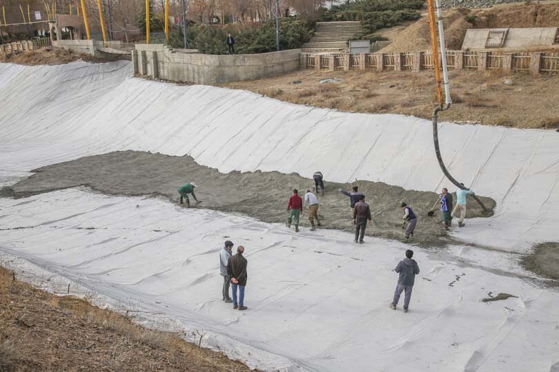 عملیات عایقبندی آبگیر دوم دهکده تفریحی باغستان