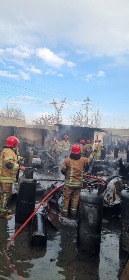 مهار آتش سوزی کارگاه غیرمجاز شارژ گاز LPG در مهرشهر