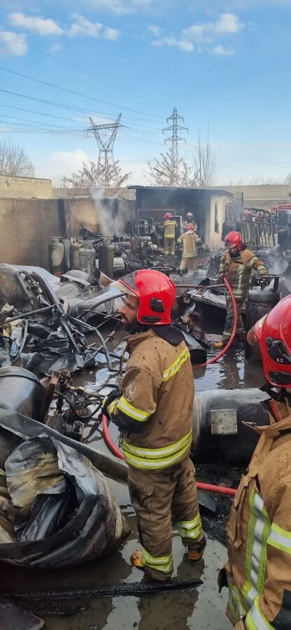 مهار آتش سوزی کارگاه غیرمجاز شارژ گاز LPG در مهرشهر