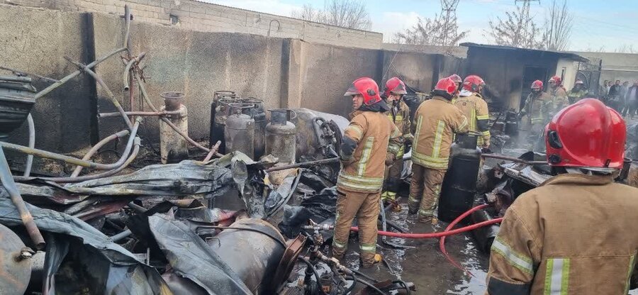 مهار آتش سوزی کارگاه غیرمجاز شارژ گاز LPG در مهرشهر