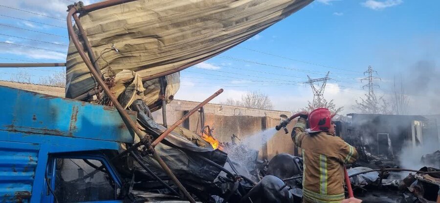 مهار آتش سوزی کارگاه غیرمجاز شارژ گاز LPG در مهرشهر