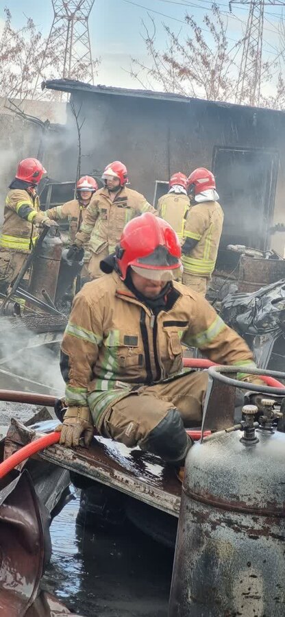 مهار آتش سوزی کارگاه غیرمجاز شارژ گاز LPG در مهرشهر