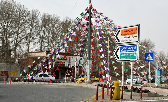 منطقه ۱۰ با آذین بندی معابر و میادین به استقبال دهه فجر رفت