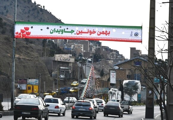 منطقه ۱۰ با آذین بندی معابر و میادین به استقبال دهه فجر رفت