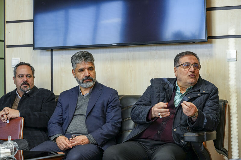 نشست شهردار کرج با عوامل سازنده قطار شهری/پیشرفت ۸۰ درصدی ایستگاه شهید سلطانی