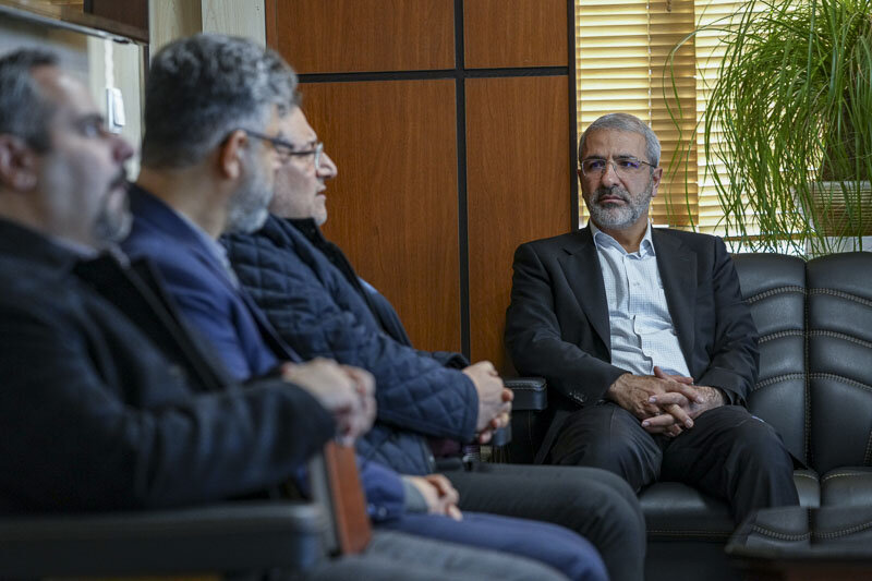 نشست شهردار کرج با عوامل سازنده قطار شهری/پیشرفت ۸۰ درصدی ایستگاه شهید سلطانی