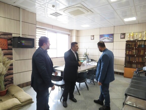 بازدید سرزده فرماندار شهرستان کرج از مرکز پشتیبانی ستاد انتخابات در منطقه ۵