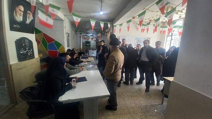 بازدید رئیس شورای اسلامی شهر از ستاد پشتیبانی انتخابات مستقر درساختمان اداری منطقه ۵