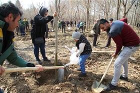 ۴۰۰ نهال با مشارکت کودکان‌ اُتیسم در باغ فاتح کرج کاشته شد