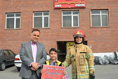 بازدید شهرداران افتخاری مدارس از آتش نشانی