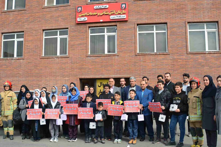 شهرداران افتخاری مدارس با عملکرد آتش نشانی آشنا شدند