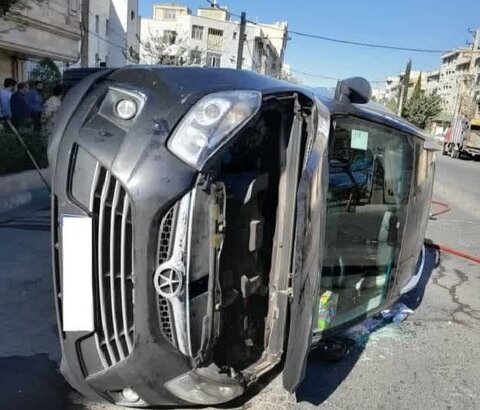 واژگونی خودروی جک بر روی پژو ۲۰۶ حادثه آفرید واژگونی خودرو