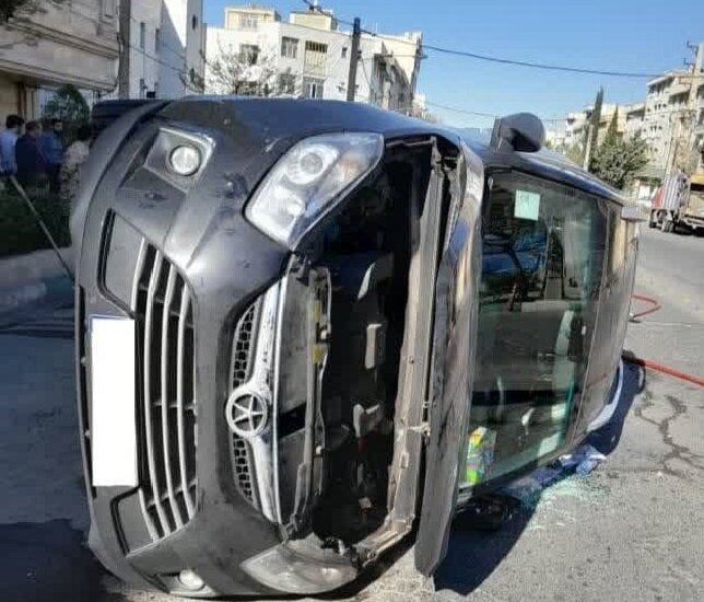 واژگونی خودروی جک بر روی پژو ۲۰۶ حادثه آفرید