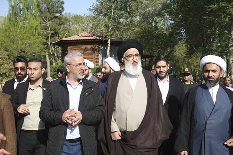 جشنواره لالهها فرصت مناسبی برای معرفی کرج به کشور است بازدید امام جمعه کرج از دهمین جشنواره لاله ها