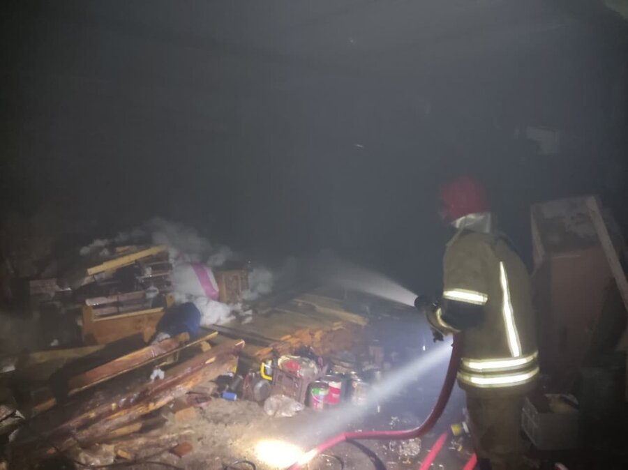 با تلاش آتش نشانان حریق کارگاه چوببری در کرج مهار شد