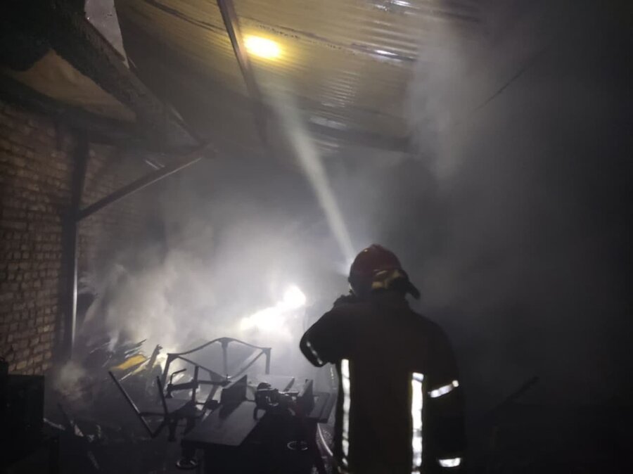 با تلاش آتش نشانان حریق کارگاه چوببری در کرج مهار شد