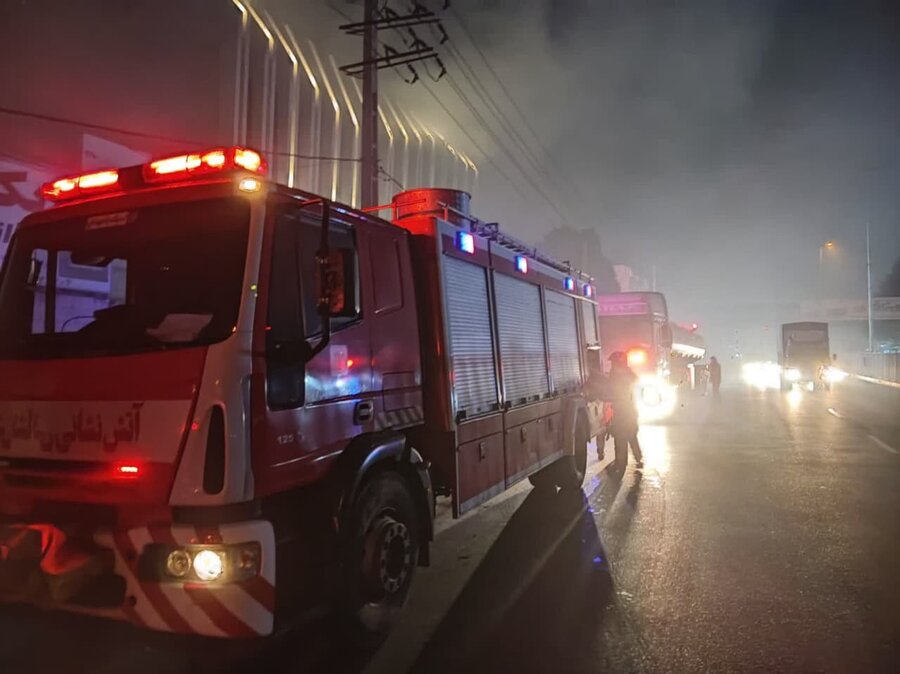 با تلاش آتش نشانان حریق کارگاه چوببری در کرج مهار شد