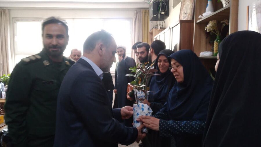 معلمین دبیرستان های شهید زارع و صدرا تجلیل شدند